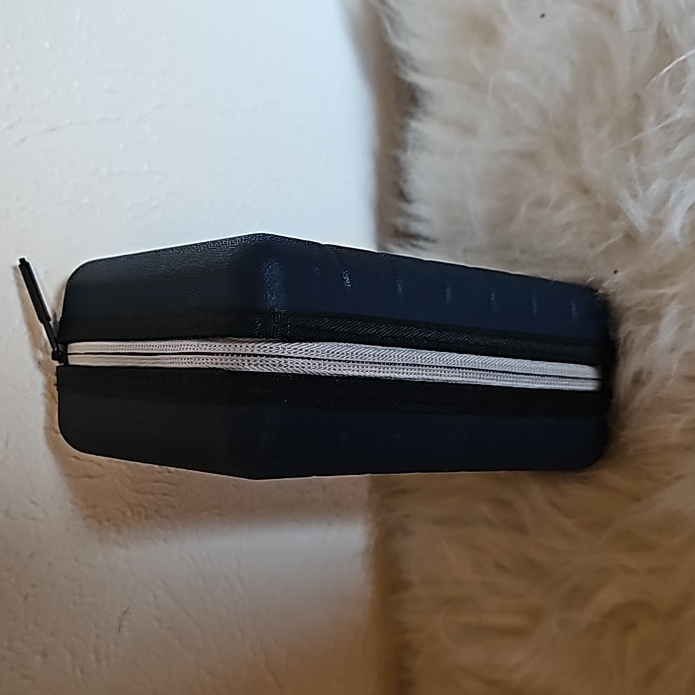 Away United First Class Travel Kit Hard Case with Amenities zipper closure - Picture 7 of 9